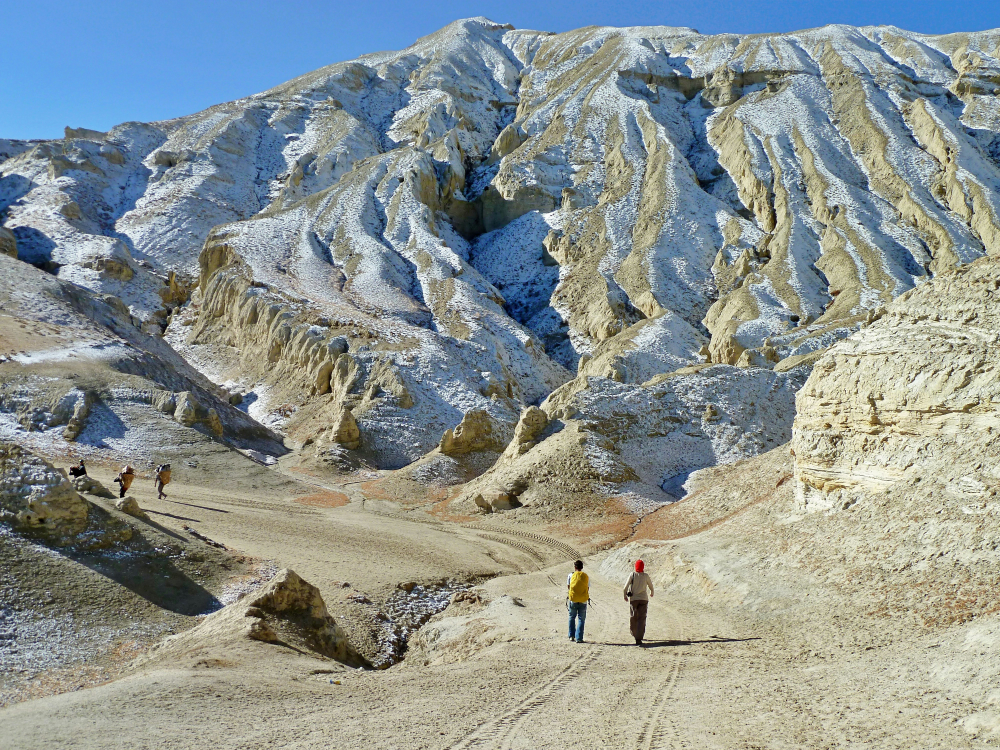 hikers-on-the-way-to-lo-manthang.png