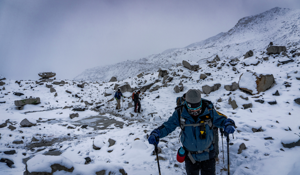 hikers-on-the-way-to-gorakshep.png