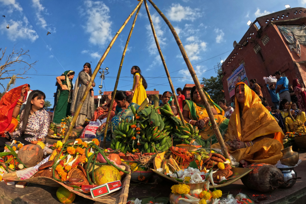 women-involve-in-chhath-preparation.png